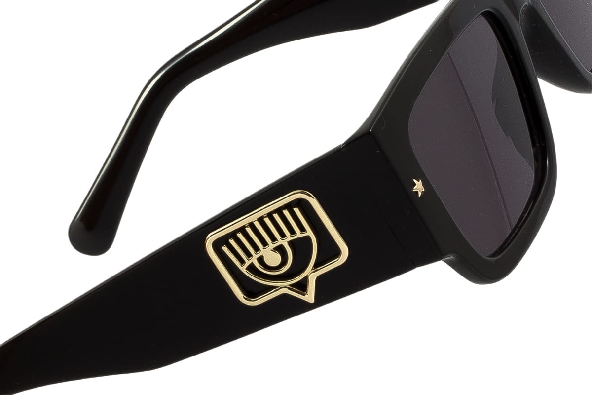 occhiali da sole neri con logo chiara ferragni